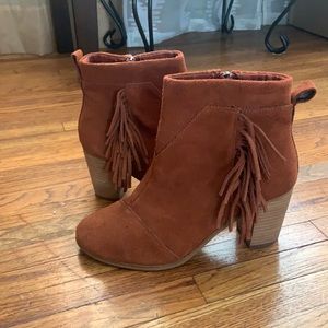 Tom’s brown suede boots